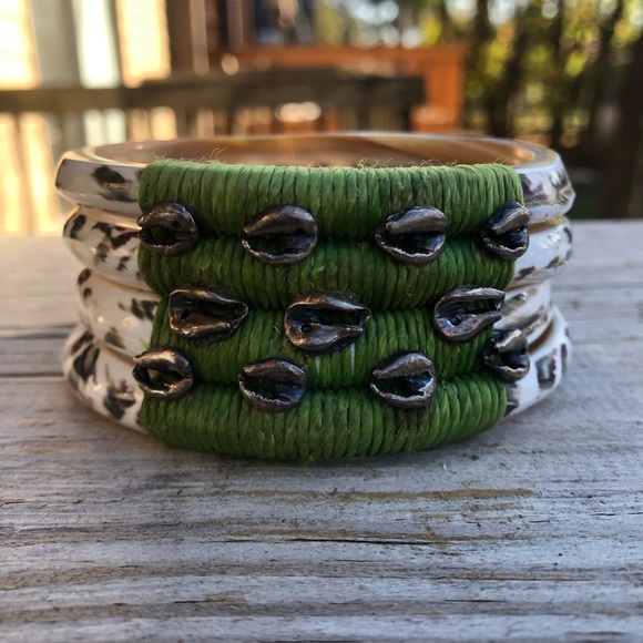 Heavy mother of pearl with green raffia and applied pieces
One of a kind
Stamped - Picture 7 of 11